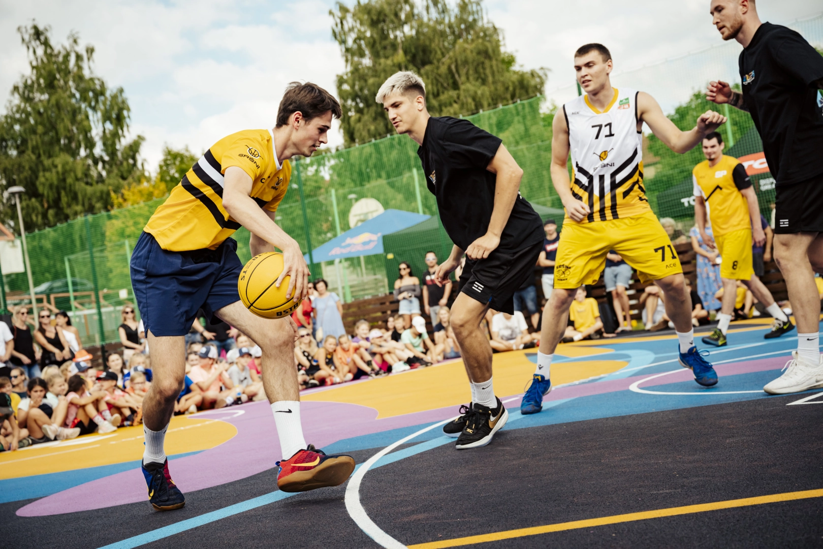 Basketbalista Vít Krejčí spolu s NBA otevřel nové hřiště v Písku