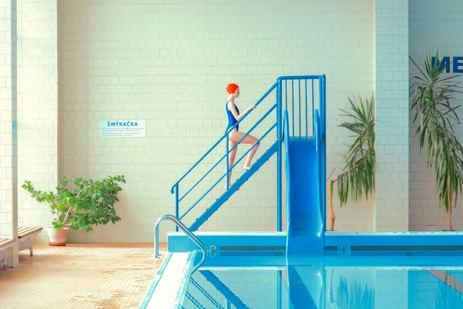 Zašlá sláva bazénů v surrealistickém světě fotografky Márie Švarbové