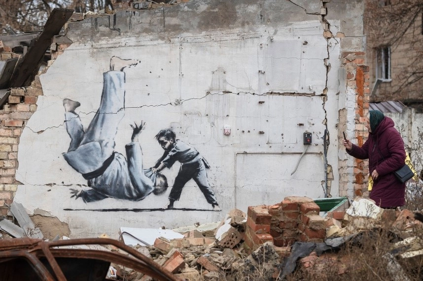 Judista Putin na výroční známce a ukrajinská protiválečná mise umělce Banksyho
