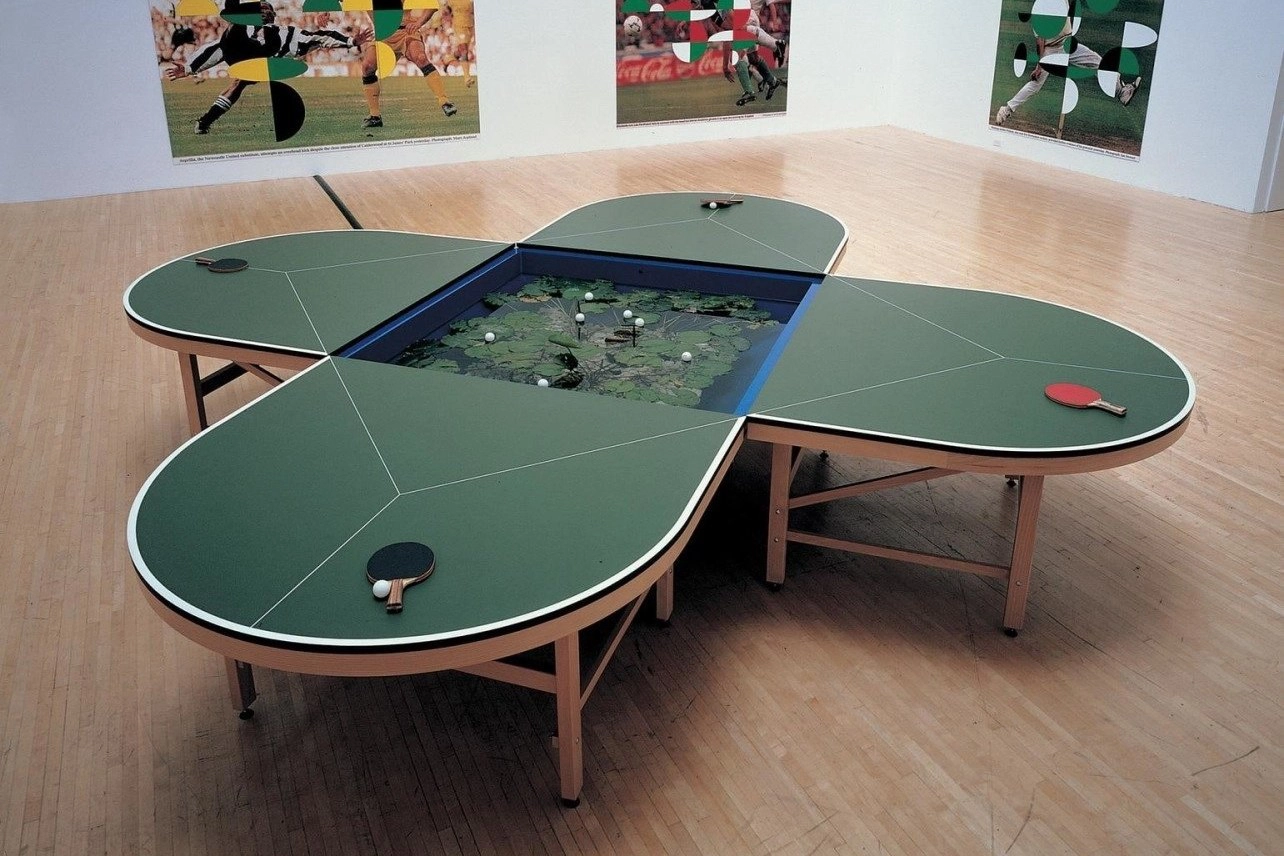 Pingpongový stůl pronikl do výtvarného umění jako objekt i symbol mezilidské komunikace