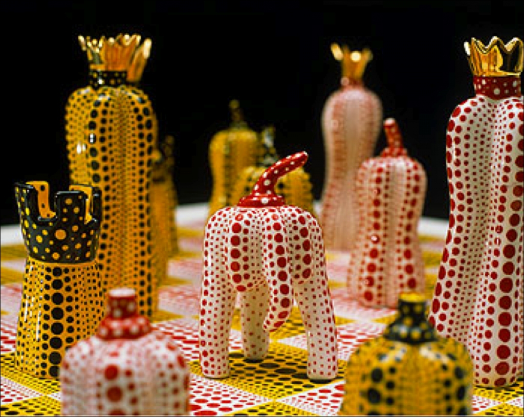 Yayoi Kusama, Pumpkin Chess Set 2003, zdroj: CaFleureBon