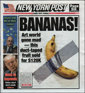 New York Post s titulkou, kde je dílo Maurizia Cattelana s názvem „Comedian“, 2019. Zdroj: specificobject.com