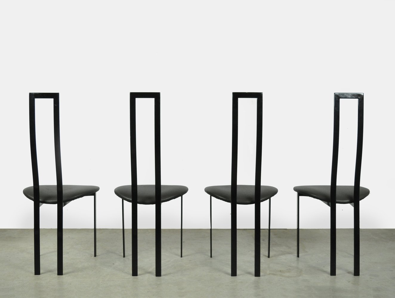 Maurizio Cattelan, Sada 4 černých kovových jídelních židlí, 1980s, Zdroj: vntg.com