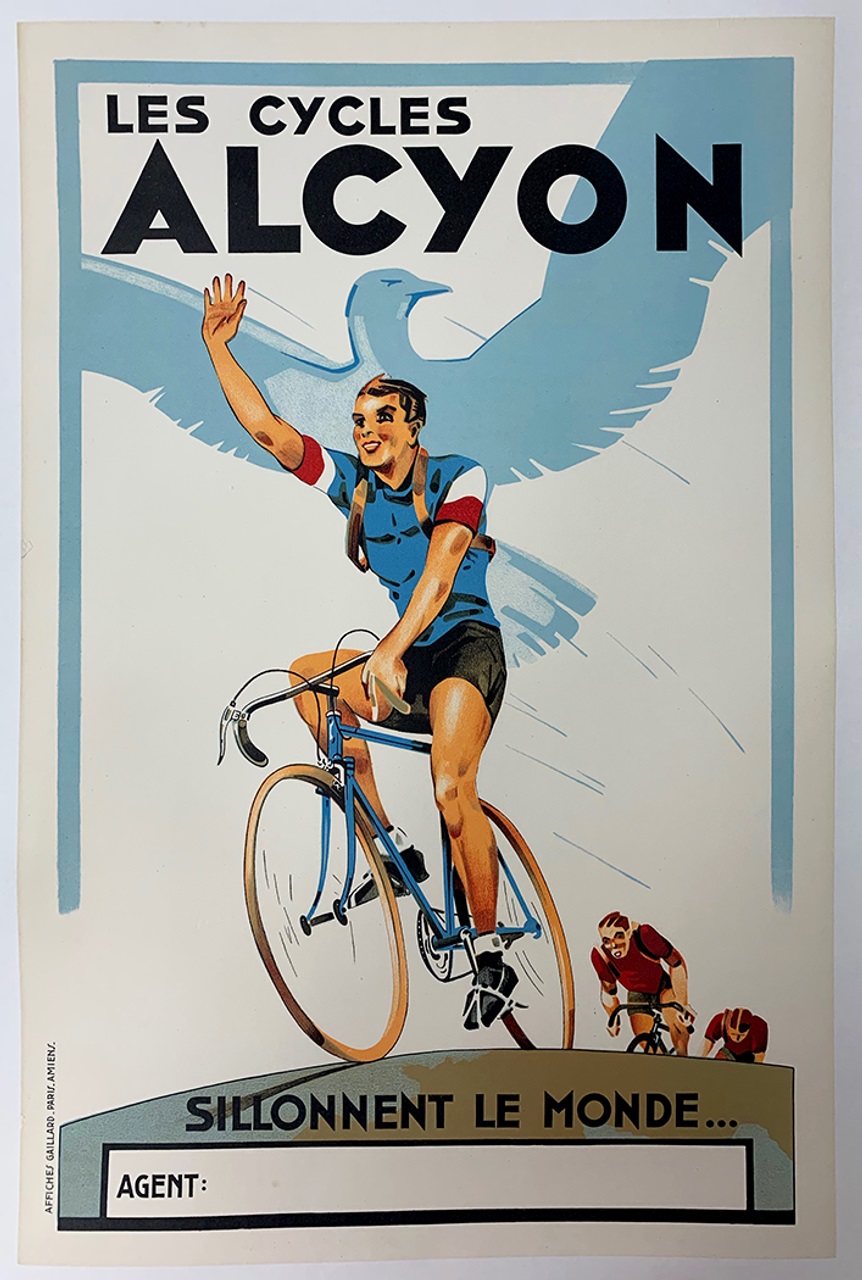 Plakát cyklistické stáje Alcyon, výrobce kol a automobilů, autor: Affiche Gallard, 1929, zdroj: vintagebicycleposters.com. Plakát z největší pravděpodobností zachycuje belgického vítěze Tour de France ročníku 1929 Maurice de Waele, který jezdil za tým Alcyon.