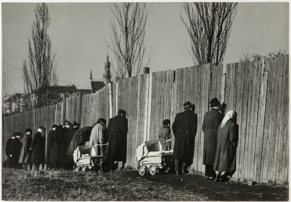 Václav Jírů, Spectators (from the cycle Prague and Praguers), 1957. Source: GAVU
