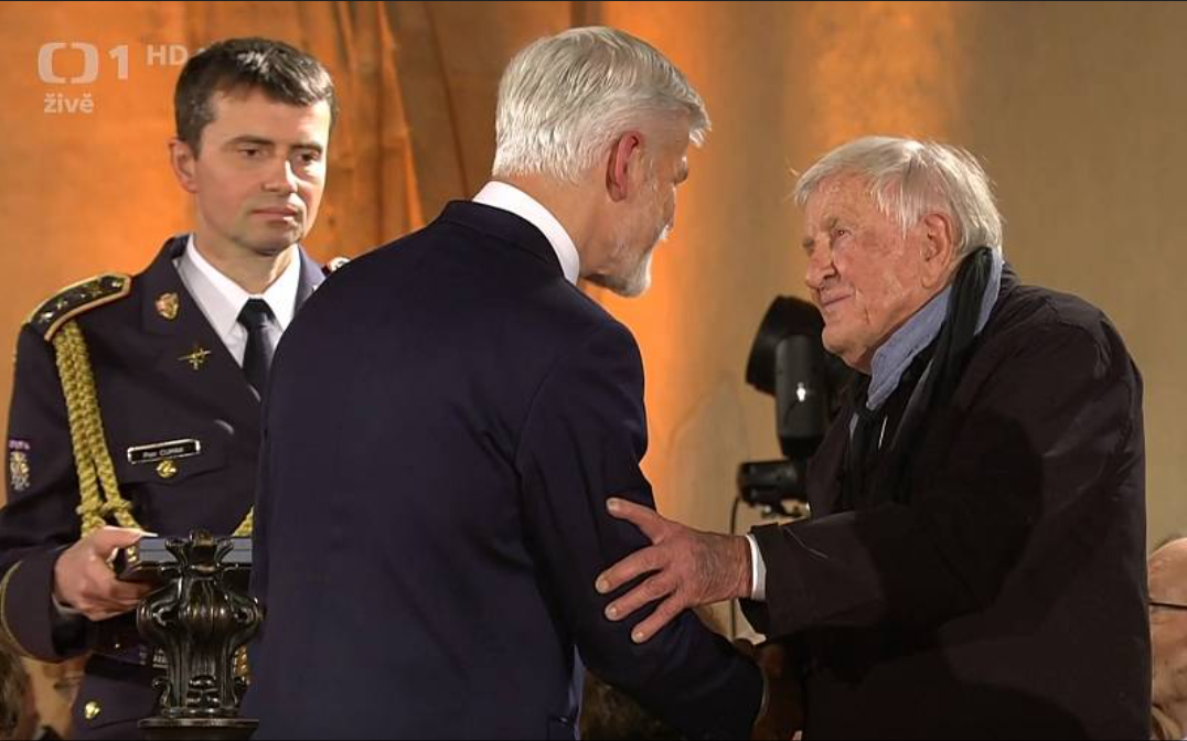 Prezident udělil medaili za zásluhy prvního stupně Františku Mertlovi. Zdroj: Třebíčský deník 