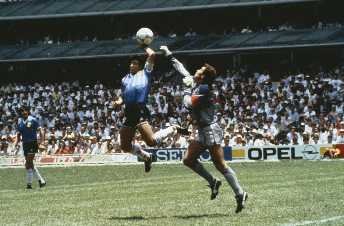 Maradonova „boží ruka“. Mistrovství světa, Argentina vs. Velká Británie, 1986. Zdroj: edition.cnn.com.