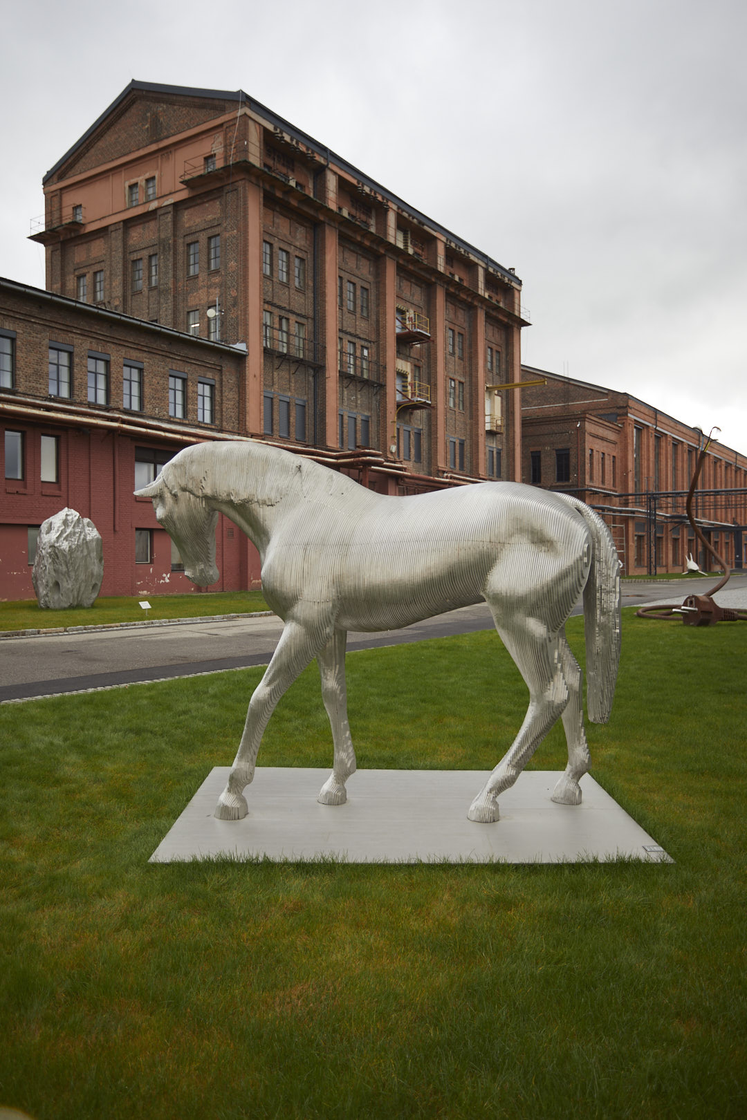 Vstup do galerie EPO1 zdobí mimo jiné i třítunová socha koně z roku 2019 od Michala Gabriela. Foto: Filip Beránek