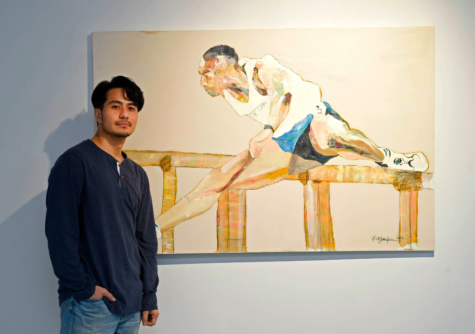 Kuo Yen Fu před svým obrazem znázorňujícím britského atleta Colina Jacksona v galerii Yuan Ru, kde se v roce 2019 konala jeho samostatná výstava Return home. Zdroj: Taiwan News