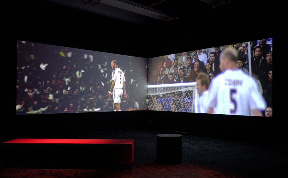 Zidane, portrét 21. století - na výstavě uvidíte pozoruhodný 91 minut dlouhý film Douglase Gordona a Philippa Parenna, který zachycuje hráče Zinedina Zidana v průběhu jednoho zápasu. Zdroj: Design Museum.