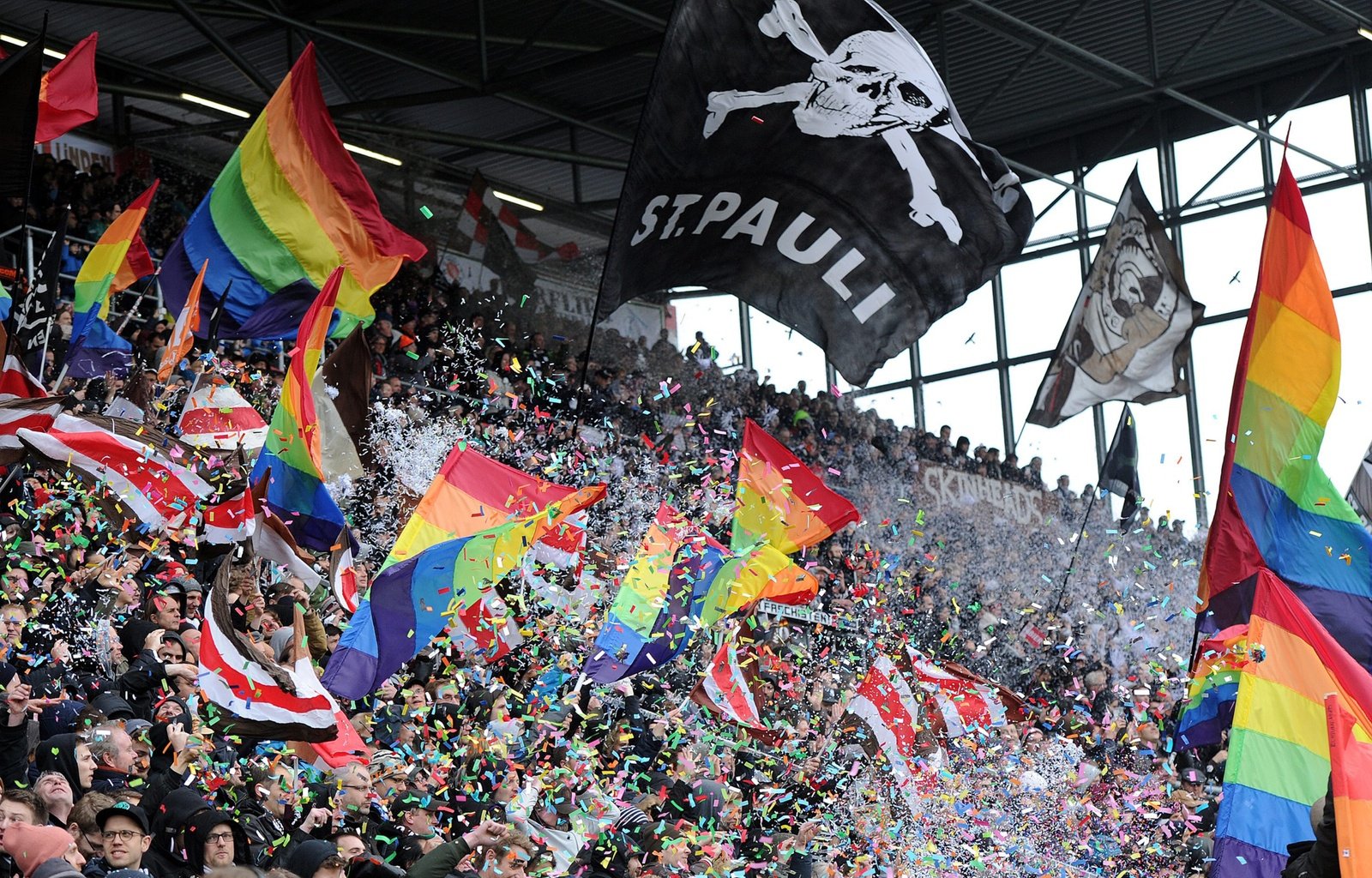 Fanoušci na hamburském stadionu St. Pauli. Zdroj: Design Museum