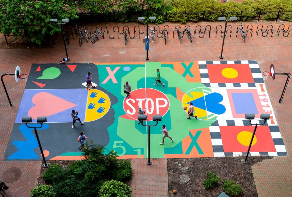 Basketbalového hřiště v univerzitním kampusu v Severní Karolíně, na kterém umělkyně spolupracovala se studenty umění, zdroj: webové stránky umělkyně