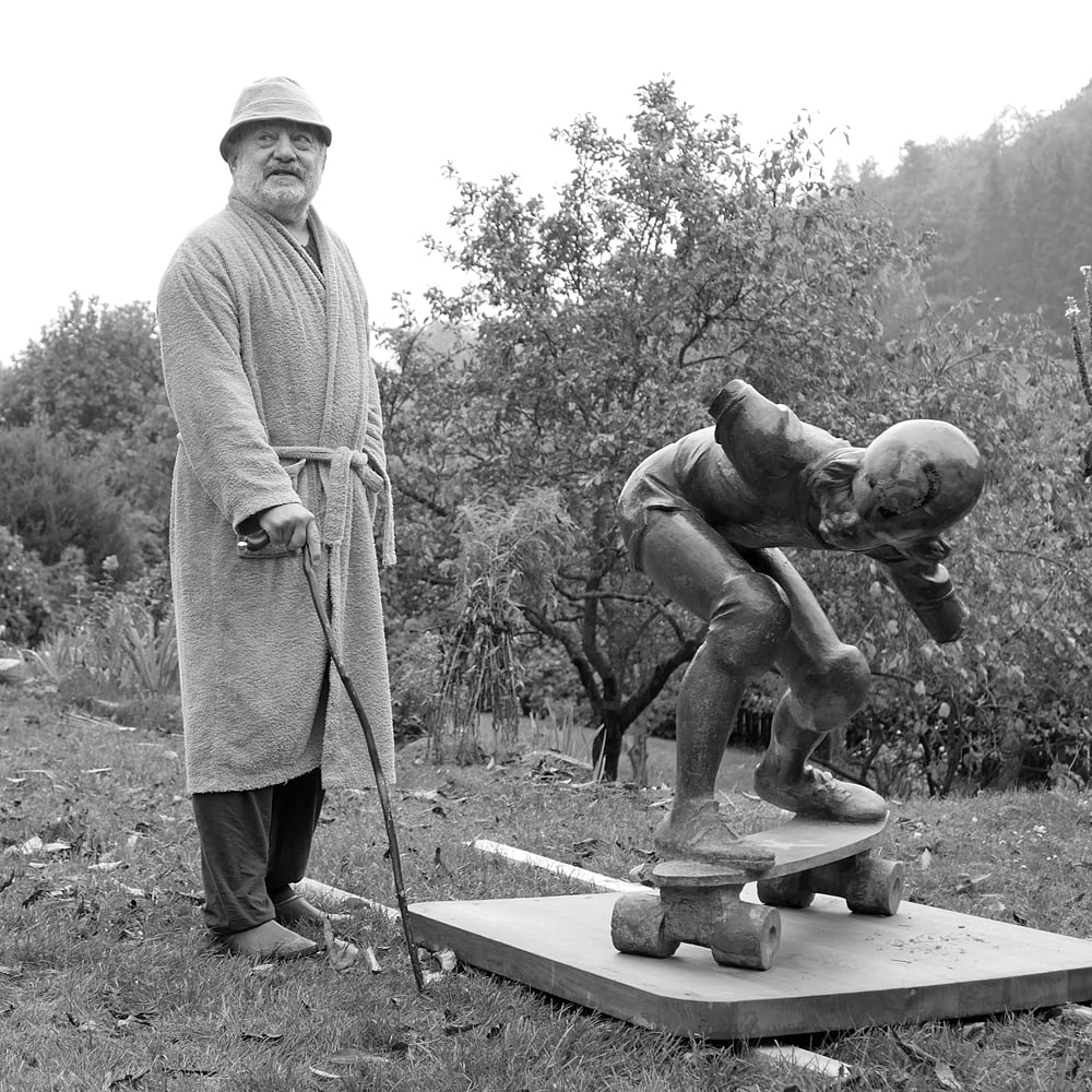 Jaroslav Hladký se svou sochou v roce 2020. Zdroj: FB skupina: První skateboardingová socha světa)