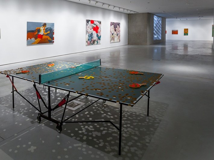 Děrovaný stůl Richarda Faugueta na krakovské výstavě, zdroj: galerie Mocak