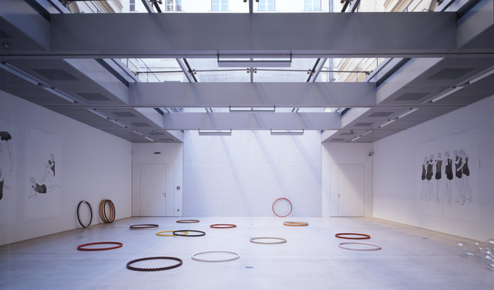  Ulrike Lienbacher:  Instalace v galerii Krinzinger, Hula Hoop, 2005. Zdroj: Galerie Krinzinger